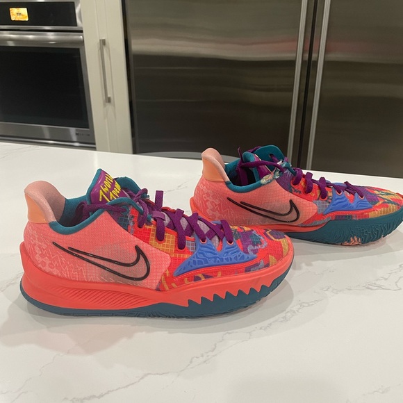 Men’s Nike Kyrie Low 4 Basketball Shoes Size 9 - CZ0105-600 - Picture 2 of 7